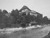 Původní polskoostravský hrad byl v 16. století přestavěn na renesanční zámek. Zničen byl tím, že se pod ním začalo těžit uhlí. Snímek je z doby před první světovou válkou.