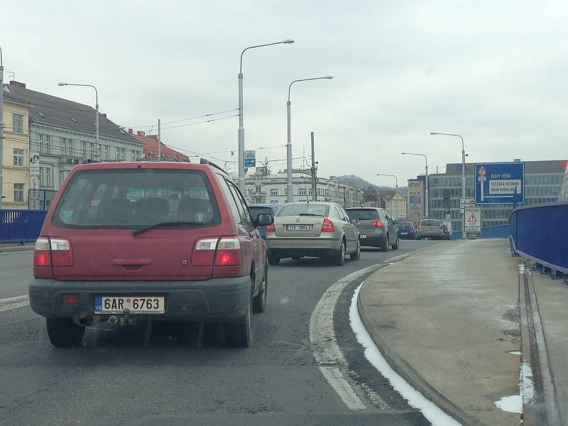 Objízdná trasa vede po Místecké ulici, avšak kvůli další rekonstrukci a zúžení jízdních pruhů se tvoří kolony i v centru Ostravy.