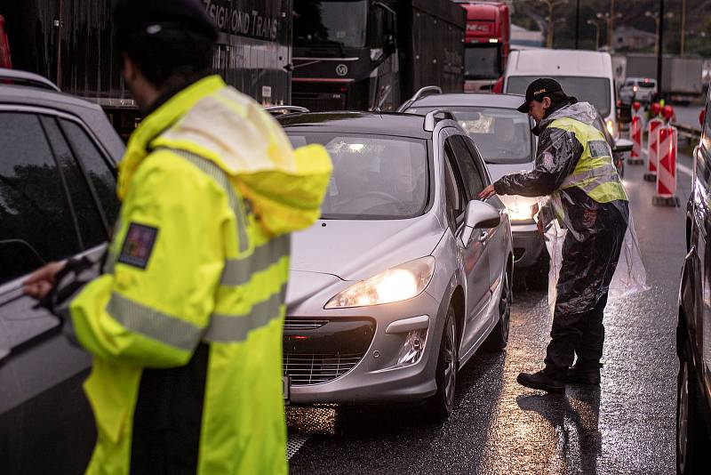 Česká policie zahájila kontroly na česko-slovenské hranici kvůli vysokému počtu uprchlíků, kteří přes ČR přecházejí do Německa a Rakouska, 29. září 2022, Mosty u Jablunkova.