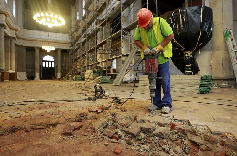 Půldruhého měsíce uplynulo od zahájení velké komplexní rekonstrukce katedrály Božského Spasitele v centru Ostravy. Proměnila se v jedno velké staveniště.