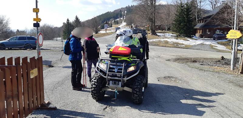 Policisté od pátku do neděle zjistili na čtyři stovky přestupků, které se týkaly nenošení roušek a shlukování.