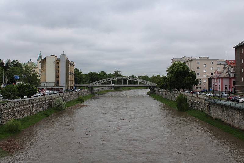 Rozvodněná řeka Ostravice v Ostravě, 23. května 2019.