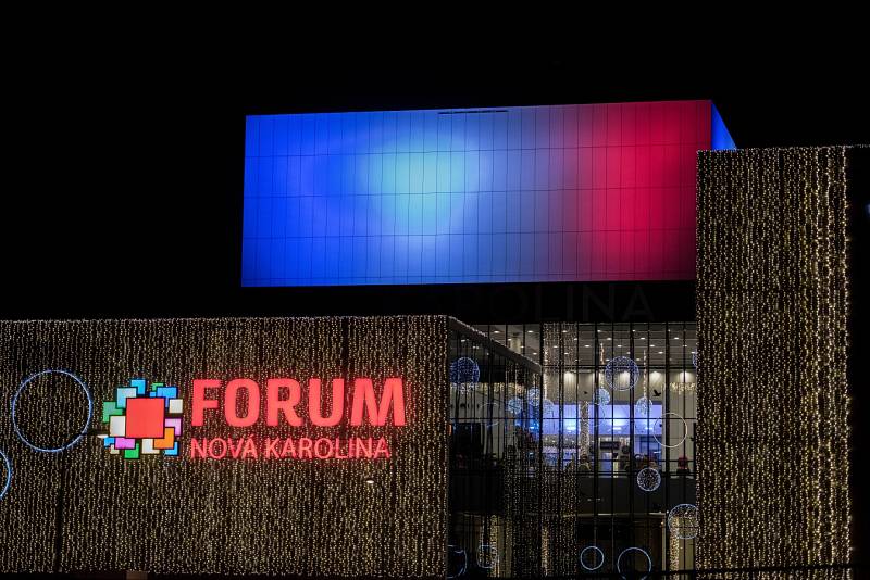 Také obchodní centrum Forum Nová Karolina v Ostravě vyjádřilo trikolorou podporu Francie.