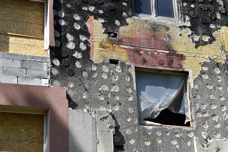 Snímek z května 2022. Dům v Provaznické ulici v Ostravě-Hrabůvce, kde v únoru 2021 vybuchla varna. 