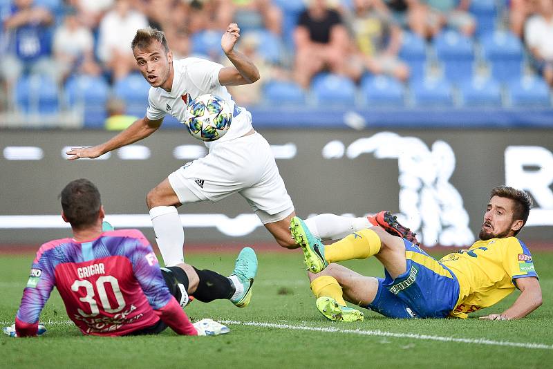 Utkání 3. kola první fotbalové ligy: FC Baník Ostrava - FK Teplice, 26. července 2019 v Ostravě. Na snímku (zleva) brankář Teplic Tomáš Grigar, Nemanja Kuzmanovič a Jan Shejbal.