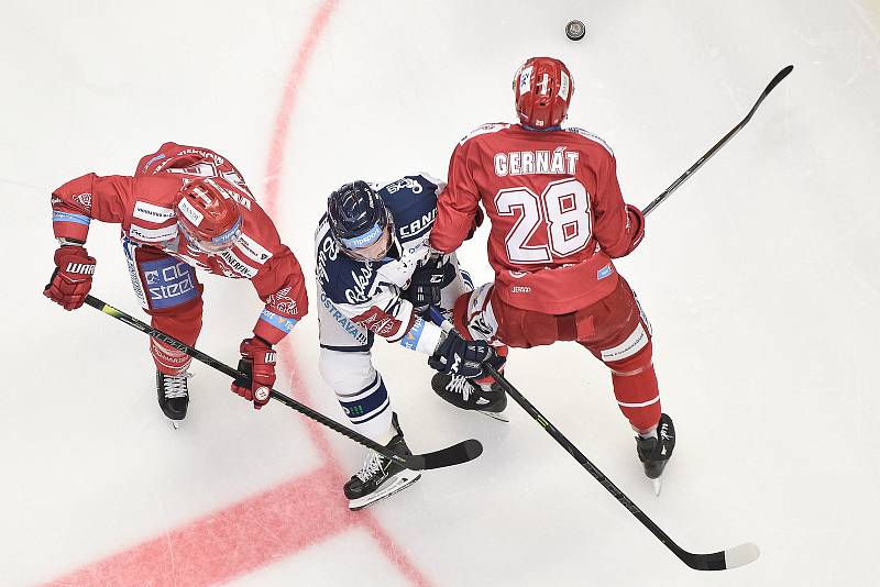 Utkání 7. kola hokejové extraligy: HC Vítkovice Ridera - HC Oceláři Třinec, 3. října 2019 v Ostravě. Na snímku (zleva) Petr Vrána, Roberts Bukarts a Martin Gernát.