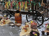 Velikonoční trhy. Prodejci pomlázek, perníků, malovaných vajíček a mnoha dalších velikonočních drobností rozbalili své stánky na Jiráskově náměstí v centru Ostravy.