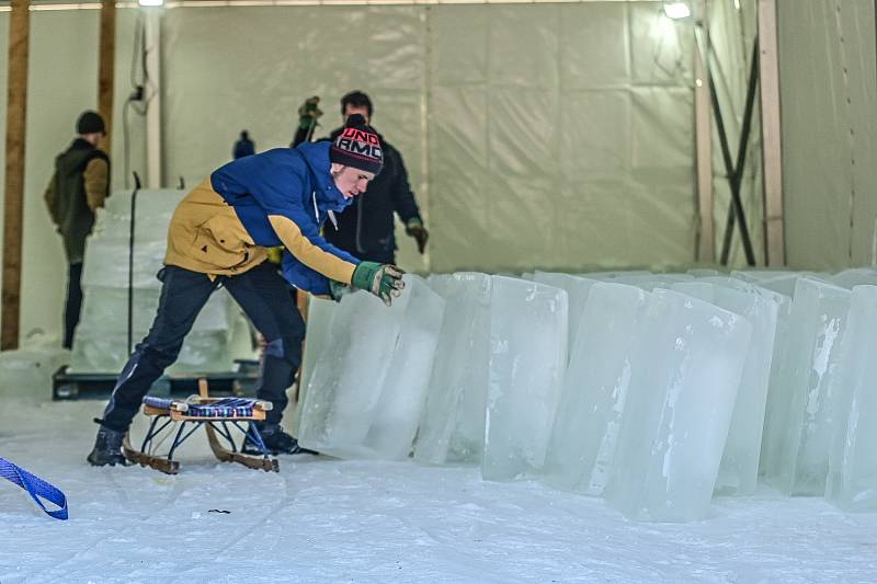 Příprava ledových soch na Pustevnách, leden 2022.