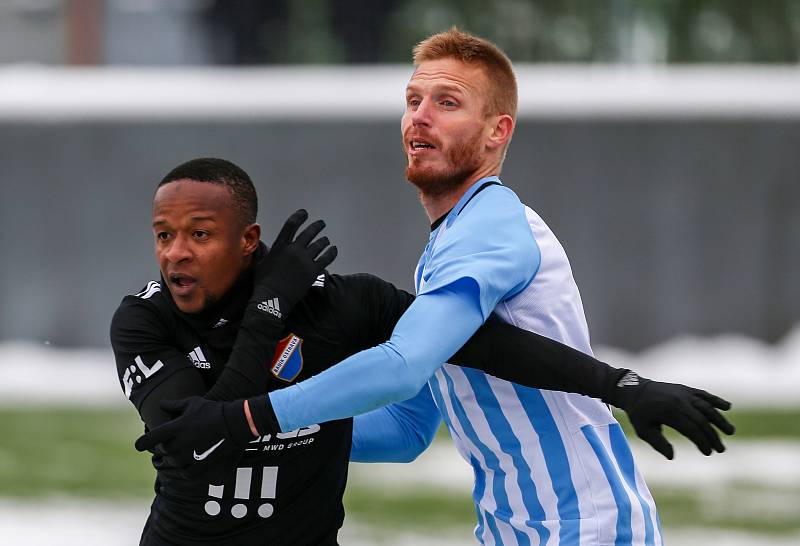 První přípravný zápas Tipsport ligy: Baník Ostrava - 1.SK Prostějov, 8. ledna 2019 v Orlové. Na snímku (zleva)Dame Diop z Baníku Ostrava a Tomáš Janíček z Prostějova.