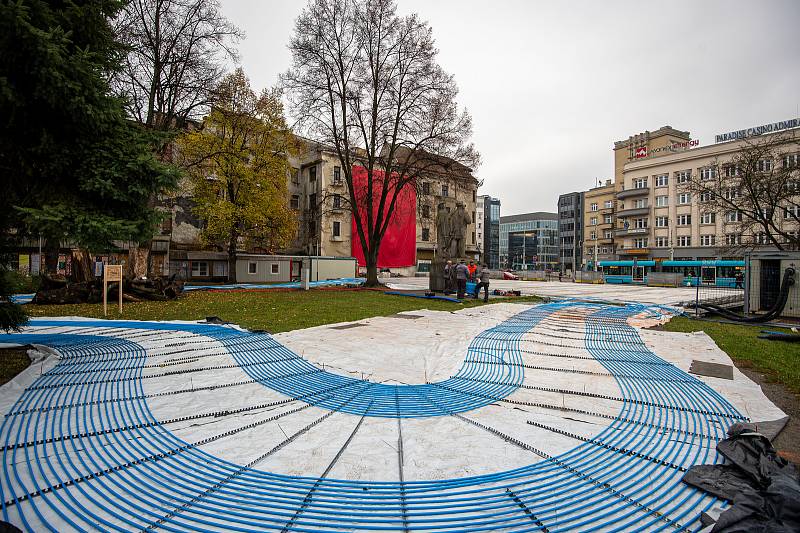 Stavba vánočního kluziště a ledových chodníčků, Ostrava, 15. listopadu 2021.