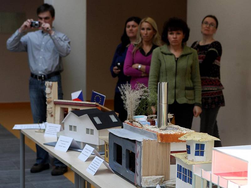 Vítězové soutěže Dětská komora architektů, v níž bylo úkolem zpracovat trojrozměrný výtvarný návrh domku pro bydlení s použitím dřevěných prvků a dalších přírodních materiálů, byli v úterý oceněni v sídle Moravskoslezského dřevařského klastru v Ostravě.