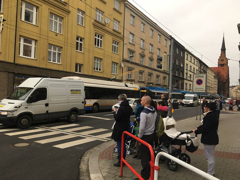 Kolize tramvaje a trolejbusu v Ostravě. 