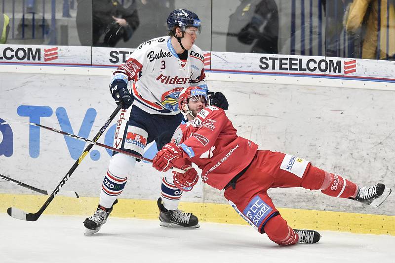 Utkání 34. kola hokejové extraligy: HC Vítkovice Ridera - HC Oceláři Třinec, 12. ledna 2019 v Ostravě. Na snímku (zleva) Daniel Krenželok a Erik Hrňa.