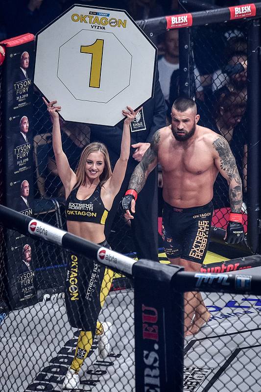 MMA Octagon 11 v Ostravar aréně, 16. března 2019 v Ostravě. Na snímku (v červeném) Karlos Vémola proti Pawel Brandýs.