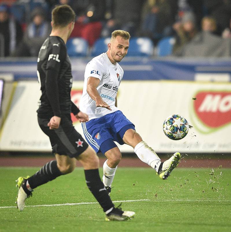 Utkání 4. kola českého fotbalového poháru MOL Cupu: Baník Ostrava - SK Slavia Praha, 30. října 2019 v Ostravě. Na snímku (zleva) Ondřej Kúdela a Nemanja Kuzmanovič.