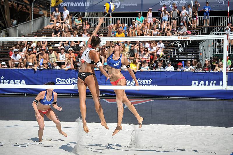 Turnaj Světového okruhu v plážovém volejbalu, 21. června 2018 v Ostravě. Na snímku Wachowicz (v bílém), proti Markéta Sluková a Barbora Hermannová.