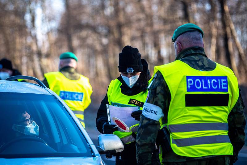 Policie ČR a vojáci začali nařízením vlády ČR kontrolovat, jestli lidé dodržují nová protiepidemická opatření omezující volný pohyb mezi okresy. 6. března 2021 v Nové Bělé.