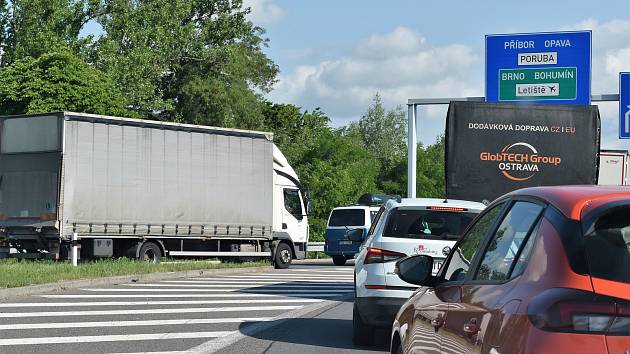 Cingrovou ulicí ve směru od Frýdku-Místku se dalo projet. Na navazující Cihelní ulici se však motoristé dostali do pasti.