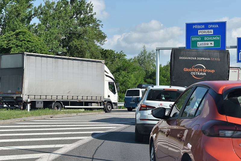 Cingrovou ulicí ve směru od Frýdku-Místku se dalo projet. Na navazující Cihelní ulici se však motoristé dostali do pasti.