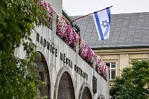 Vlajka Izraele před budou magistrátu města Ostrava, Česká republika, 9. října 2023, Ostrava.