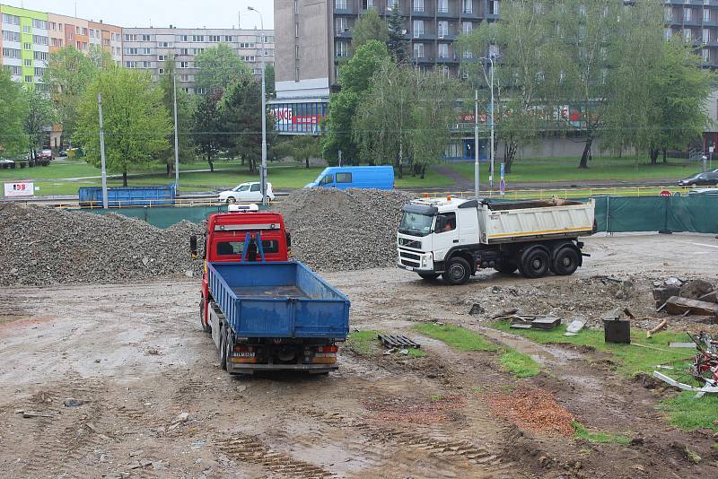 Demolicí původních staveb začala velká rekonstrukce předprostoru obchodního centra na ulici Horní v Ostravě-Jihu. Snímek z konce dubna 2019.