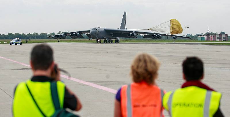 Přílet bombardérů B-52H Stratofortress a nadzvukového "stealth" B-1B Lancer na ostravské letiště Leoše Janáčka v Mošnově.