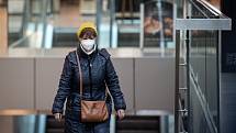 Žena s respirátorem v obchodním centru Forum Nova Karolina, 25. února 2021 v Ostravě. Kvůli koronavirové epidemii začala platit povinnost na frekventovaných místech nosit respirátor nebo dvě jednorázové zdravotnické roušky přes sebe.