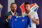 Tiskovka FC Baníku Ostrava - hráčská posila Baníku Milan Baroš. Na fotografii vlevo majitel klubu Václav Brabec, vpravo Milan Baroš.