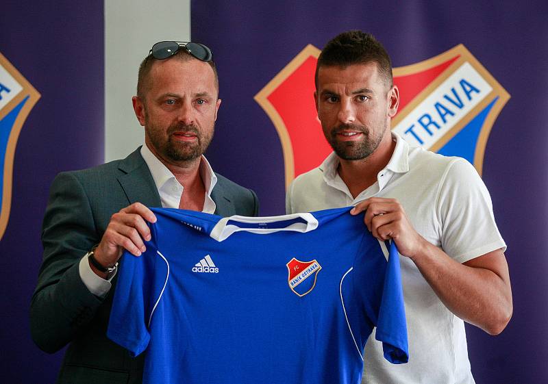 Tiskovka FC Baníku Ostrava - hráčská posila Baníku Milan Baroš. Na fotografii vlevo majitel klubu Václav Brabec, vpravo Milan Baroš.