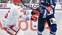 Utkání 8. kola hokejové extraligy: HC Vítkovice Ridera - HC Oceláři Třinec, 20. října 2021 V Ostravě. (zleva) Marko Daňo z Třince a Petr Gewiese z Vítkovic.