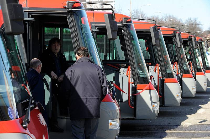 Veolia Transport Morava zařadil do provozu čtrnáct nových autobusů značky SOR, třetí a závěrečnou dodávku v rámci projektu Renovace vozového parku pro příměstskou hromadnou dopravu.