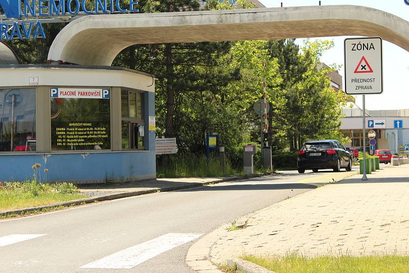 Parkování ve Fakultní nemocnici Ostrava na jaře zdražilo. Řidiči hledají každé volné místo, mnozí stojí „na prasáka“, 1. června 2022, Ostrava.