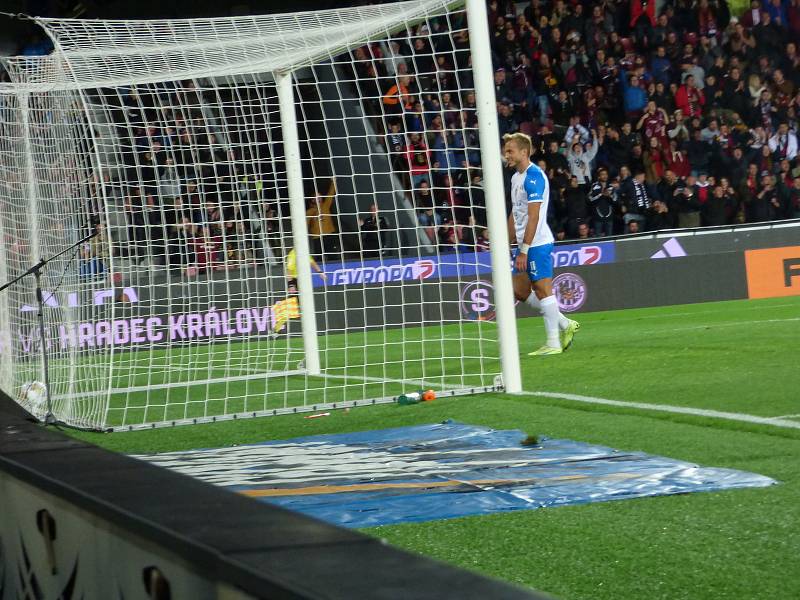 Fotbalisté Baníku Ostrava (v bílém) na Letné, kde remizovali se Spartou 1:1. Podpořit je přijel i početný tábor fanoušků.