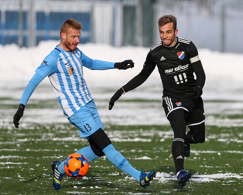 První přípravný zápas Tipsport ligy: Baník Ostrava - 1.SK Prostějov, 8. ledna 2019 v Orlové. Na snímku (zleva) Tomáš Janíček z Prostějova a Nemanja Kuzmanovič z Baníku Ostrava.