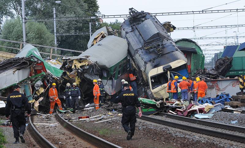 Zaklíněná lokomotiva na místě tragické nehody rychlíku EuroCity ve Studénce na Novojičínsku, snímky z 9-8. srpna 2008