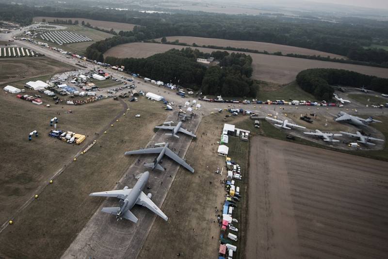 Letecké záběry z paluby vrtulníku na ostravské letiště v Mošnově při akci Dny NATO.