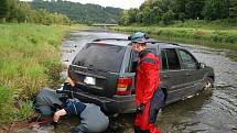 Hasiči na Hlučínsku v pátek večer vytahovali auto z řeky. 