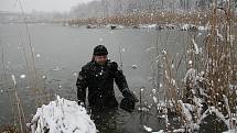 Jeden z uloupených číšnických fleků objevili policejní potapěči v rybníku, kam jej pachatelé odhodili.