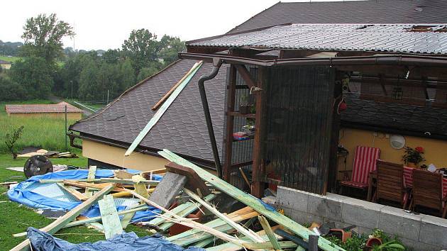 Vratimovem se v pátek dopoledne přehnalo tornádo, které poškodilo několik domů.