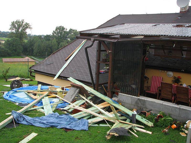 Vratimovem se v pátek dopoledne přehnalo tornádo, které poškodilo několik domů.