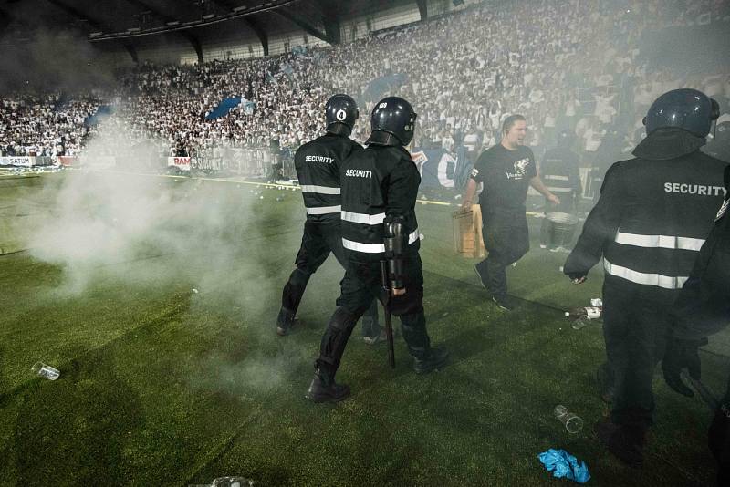 Příjezd fanoušků Opavy do Ostravy na fotbalové derby Slezska, září 2016.