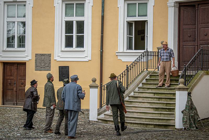 Klub vojenské historie Fenix při ukázce, kdy německý Wermacht obsadil zámek, 29. srpna 2020 v Bílovci.