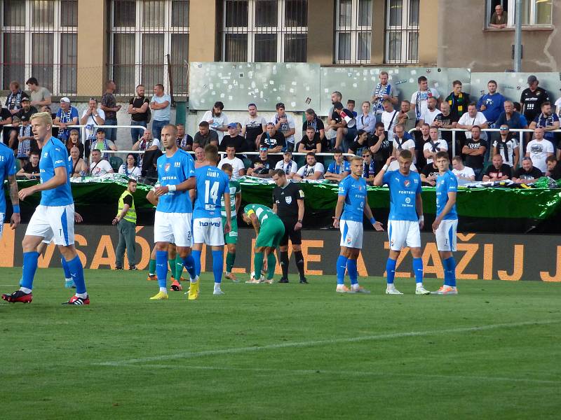 Fotbalisté Baníku Ostrava a fanoušci v Ďolíčku.