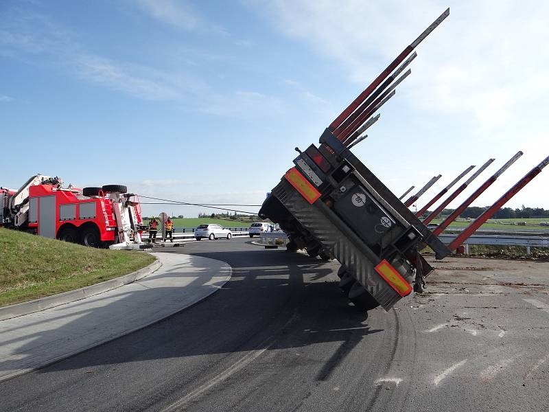 Převrácený kamion na kruhovém objezdu objezdu v Ostravě postavili zpět na kola hasiči.