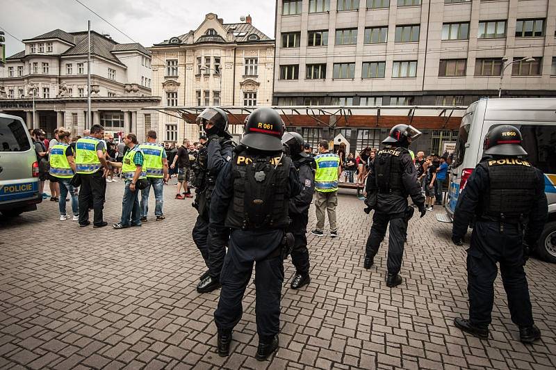 Šedesát lidí bylo zajištěno po sobotní demonstraci proti imigrantům, která se konala na Masarykově náměstí. Protestující se po ukončení akce vydali do Ostravy-Přívozu.