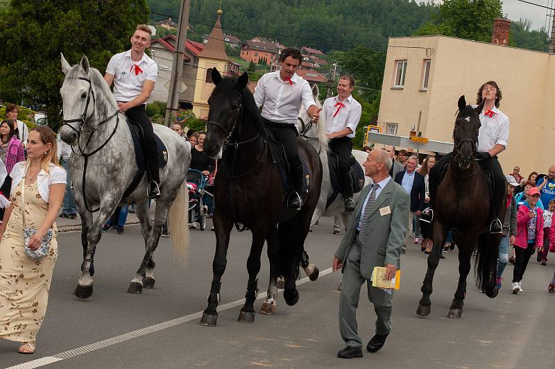 Honění krále. Už 47. ročník této akce hostila v sobotu Lhotka u Ostravy. Lidové veselice se zúčastnilo asi patnáct stovek lidí.