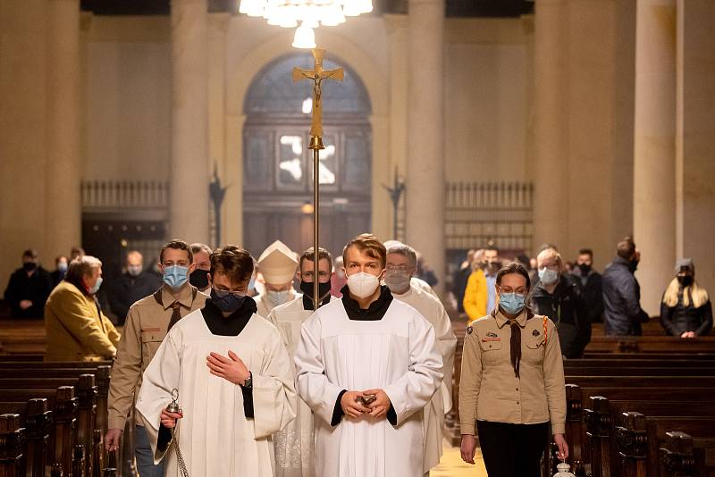 Noční pontifikální mše sv. v katedrále Božského Spasitele. Celebrantem bohoslužby byl biskup Martin David. 24. prosince 2020 v Ostravě.