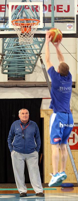 Bývalý úspěšný basketbalista a později legendární kouč Zdeněk Hummel strávil v basketbalovém kolotoči 35 let. Dvakrát dovedl národní tým na evropský šampionát, na klubové úrovni sbíral medaile. Na snímku během angažmá v NH Ostrava.