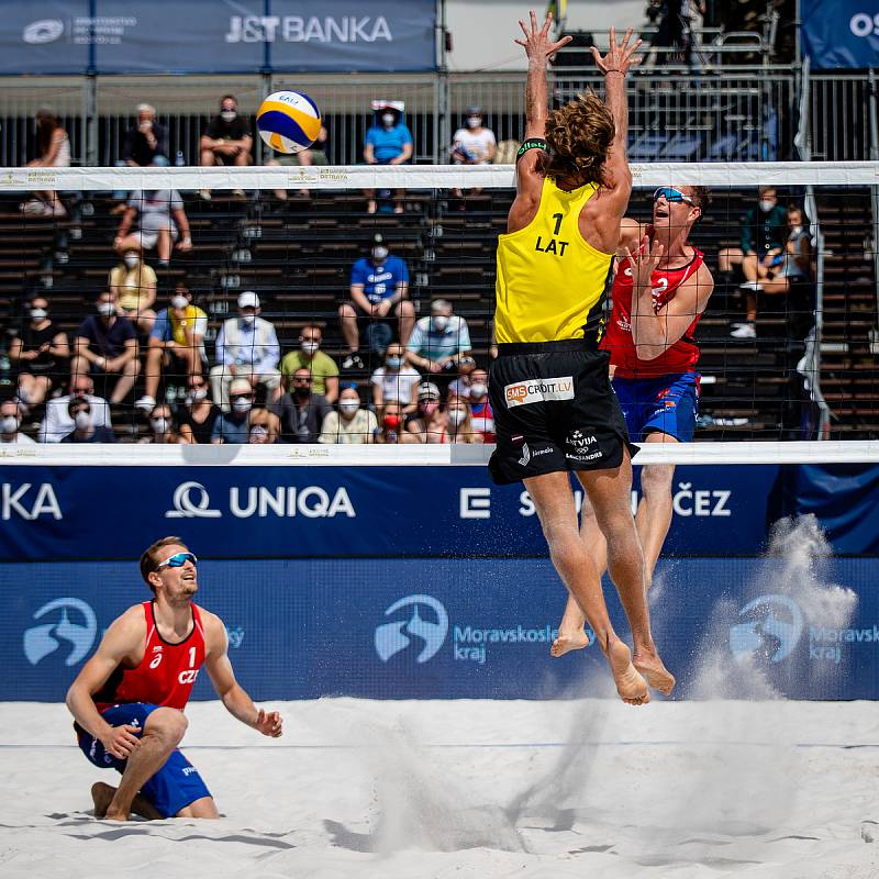 J&T Banka Ostrava Beach Open, 4. června 2021 v Ostravě. Zleva Ondřej Perušič (CZE), Aleksandrs Samoilovs (LAT) a David Schweiner (CZE).