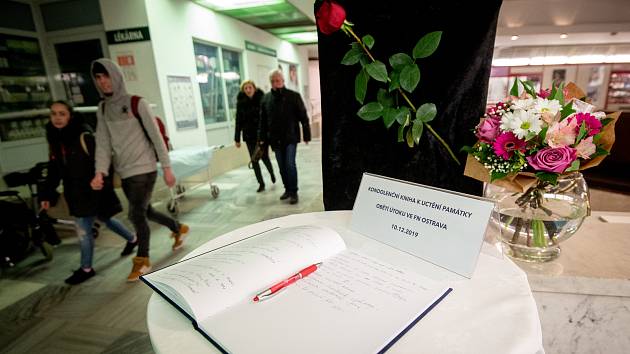Den druhý po střelbě ve Fakultní nemocnici Ostrava (FNO), 11. prosince 2019 v Ostravě. Na snímku kondolenční kniha.